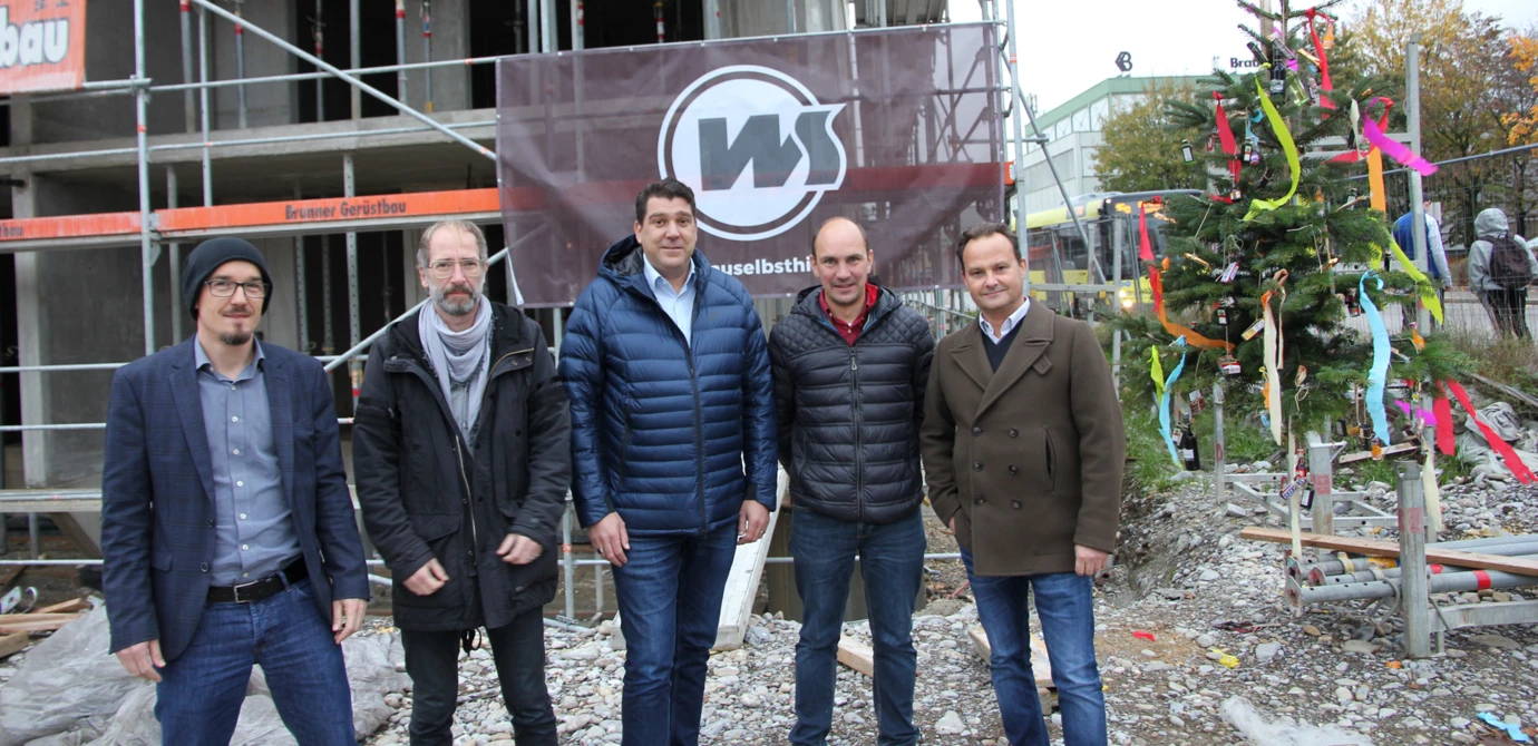 Schaffen gemeinsam attraktiven Wohnraum für Hard (v. l. n. r.): David Wuggenig (i+R Wohnbau), Architekt Stephan Michel, Bürgermeister Harald Köhlmeier, Josef Jenny (Wohnbauselbsthilfe) und Gerhard Vonbank (Rhomberg Bau) Schaffen gemeinsam attraktiven Wohnraum für Hard (v. l. n. r.): David Wuggenig (i+R Wohnbau), Architekt Stephan Michel, Bürgermeister Harald Köhlmeier, Josef Jenny (Wohnbauselbsthilfe) und Gerhard Vonbank (Rhomberg Bau)